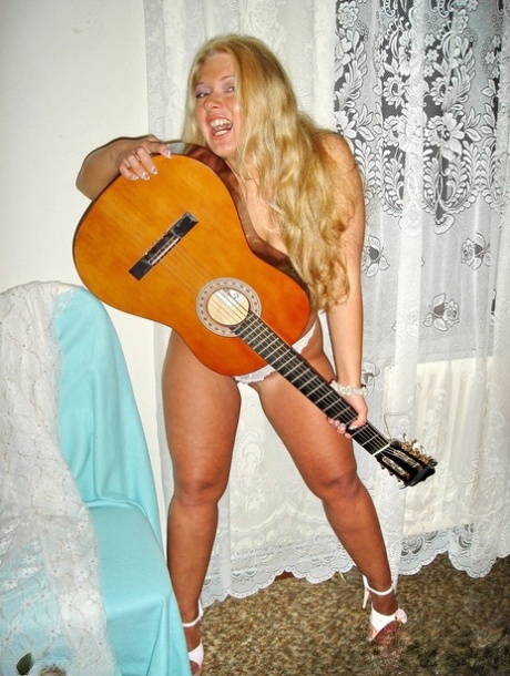 chubby tattooed girls sexy img