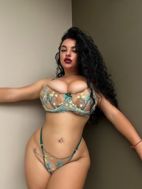 curvy arabe porno pic