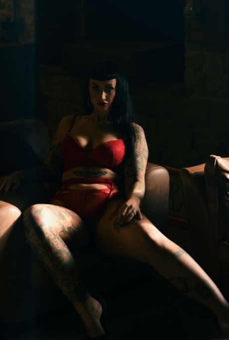 thick tattooed gamer girl sexy nude pic