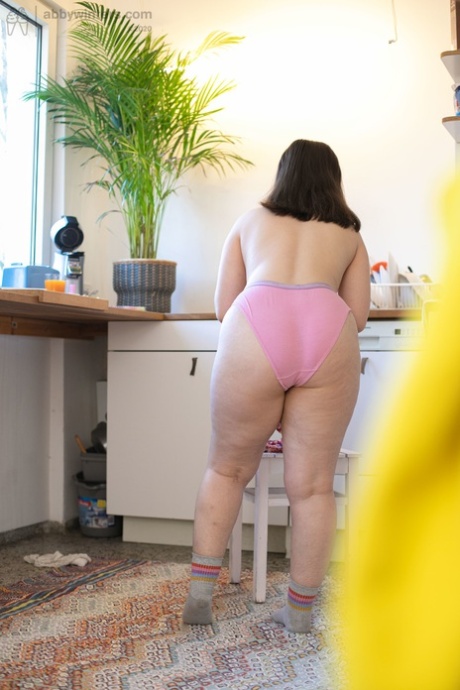 thick jewish girl free nude photos
