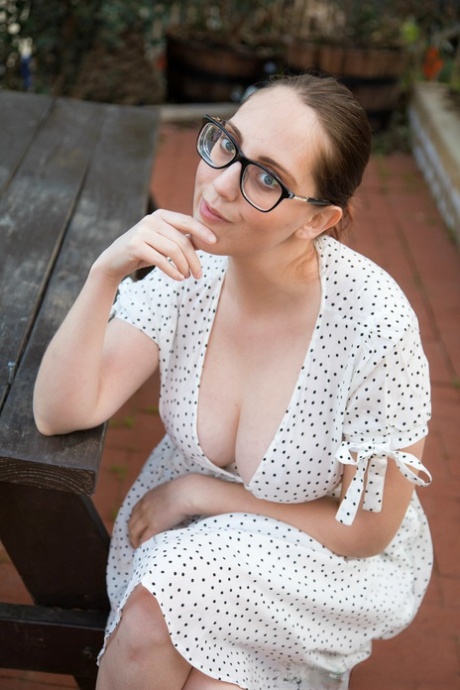 curvy leia appears on a hard dick adult gallery