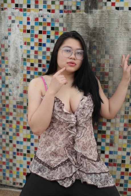 fat girl pissing free xxx picture